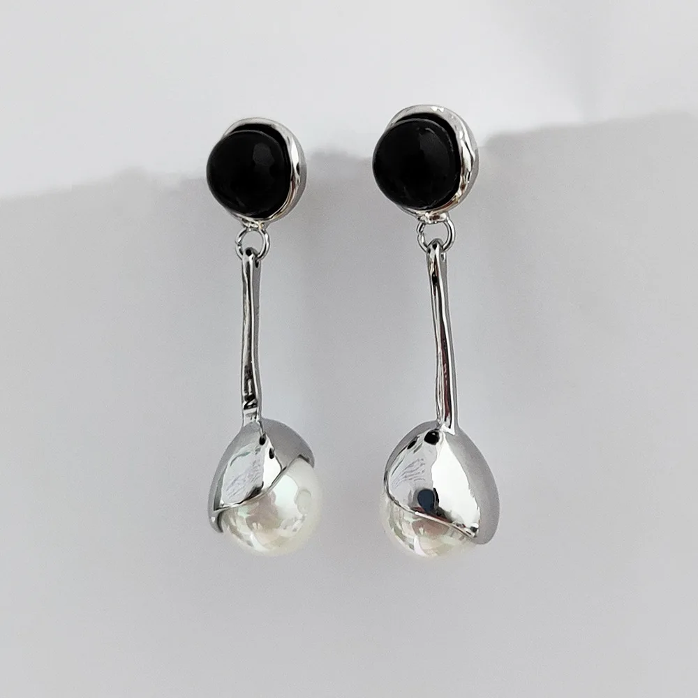High End Black And White Pearl Sweet Cool Earrings Retro Minimalist Design Daily Wear Fashionable Accessories For Women Trendy