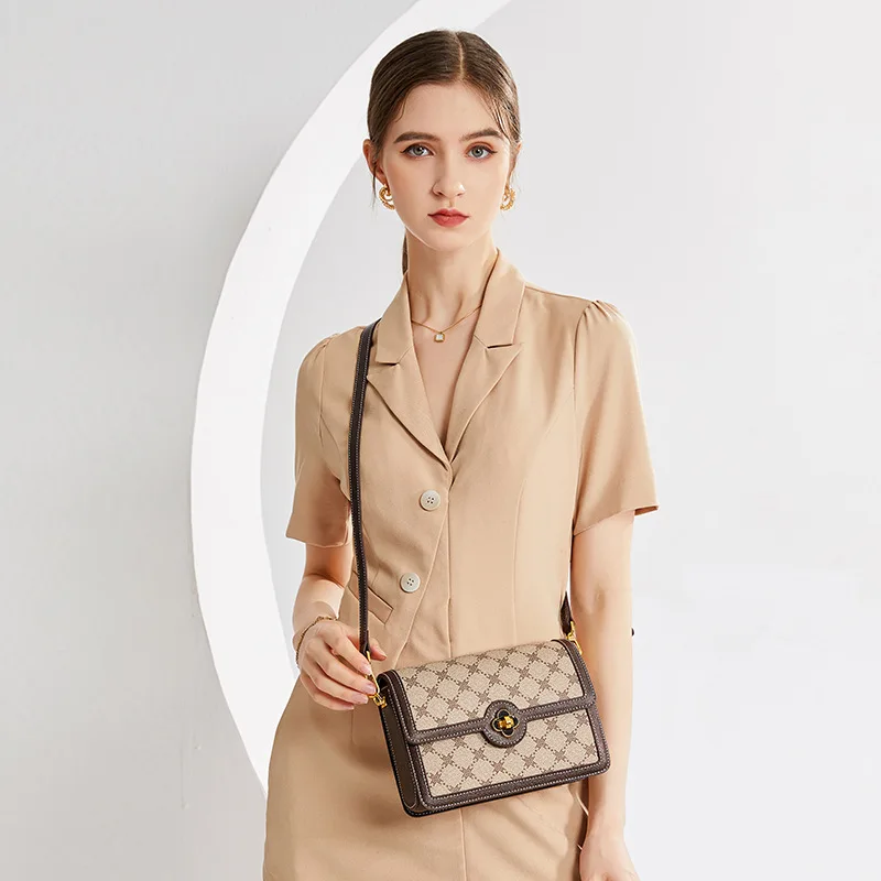 

Elegant Simple Designer Tote Diaper Bag For Women Luxury Leather Large Capacity Stylish Crossbody Handbag For Minimalist Moms