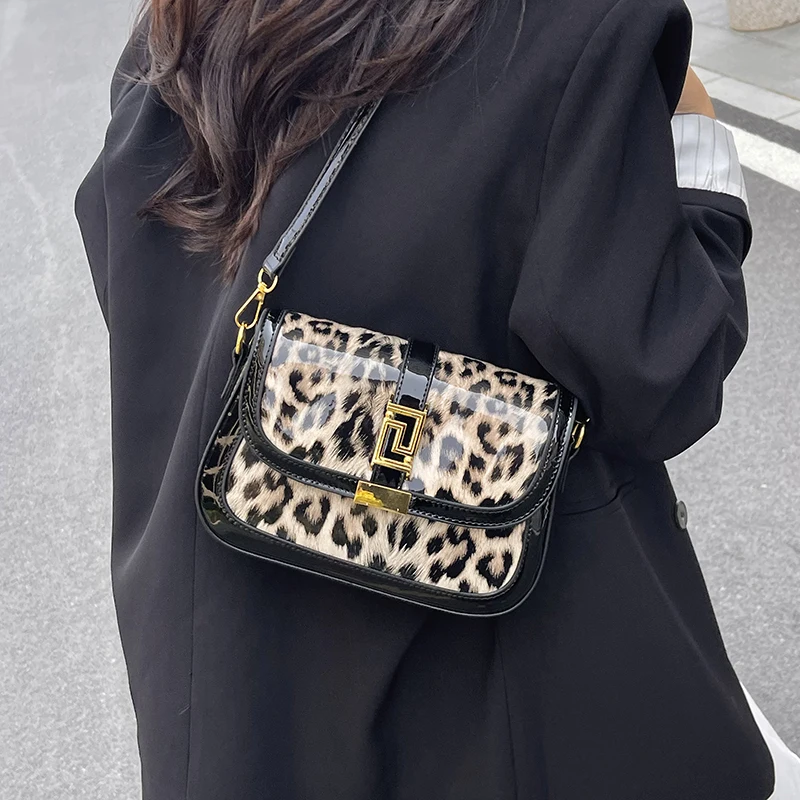 고품질 가죽으로 제작된 여성용 내구성 메신저 백, 핸즈프리 편의성을 위해 유명 디자이너가 제작한 크로스바디 캐리