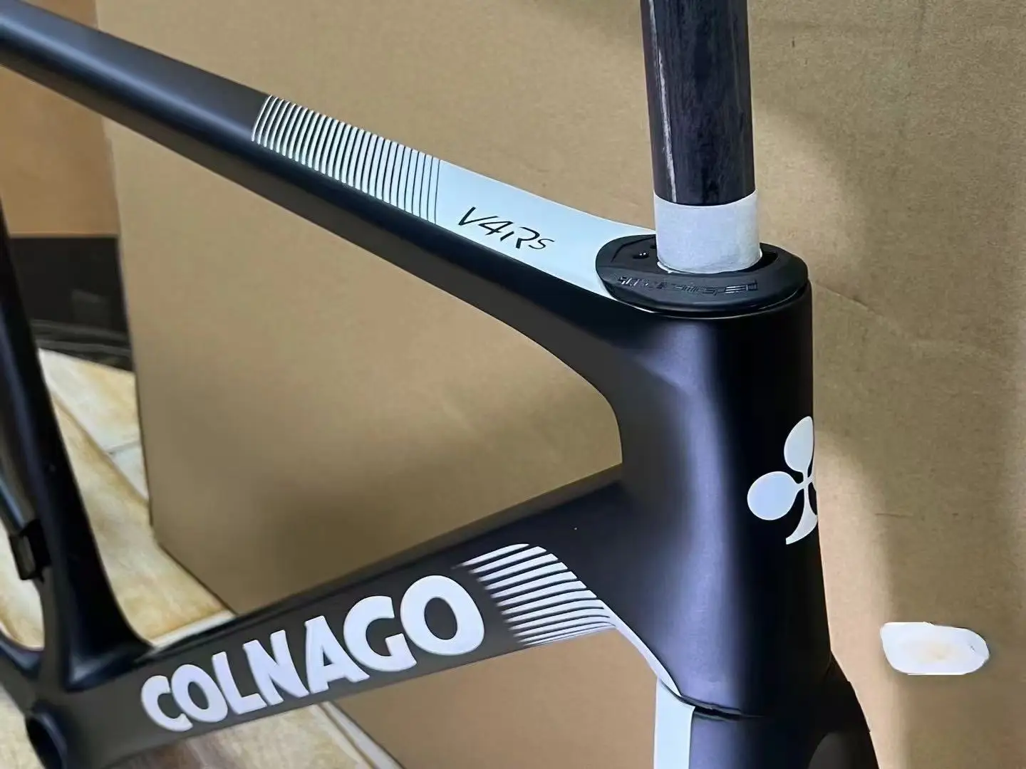 في عام 2025، Colnago V4RS الجديد تمامًا، في وظيفة الطلاء لإصدار فريق الإمارات العربية المتحدة، مع إطار من ألياف الكربون، متوفر بمقاسات 455، 485، 510، 530