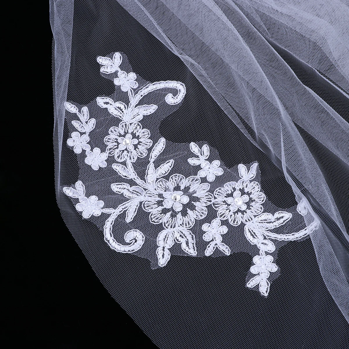 

Crystal Beaded Short Bridal Veil Elegant Lace Applique Waist Length Wedding Veil for Bride with Metal Comb Silver Bead