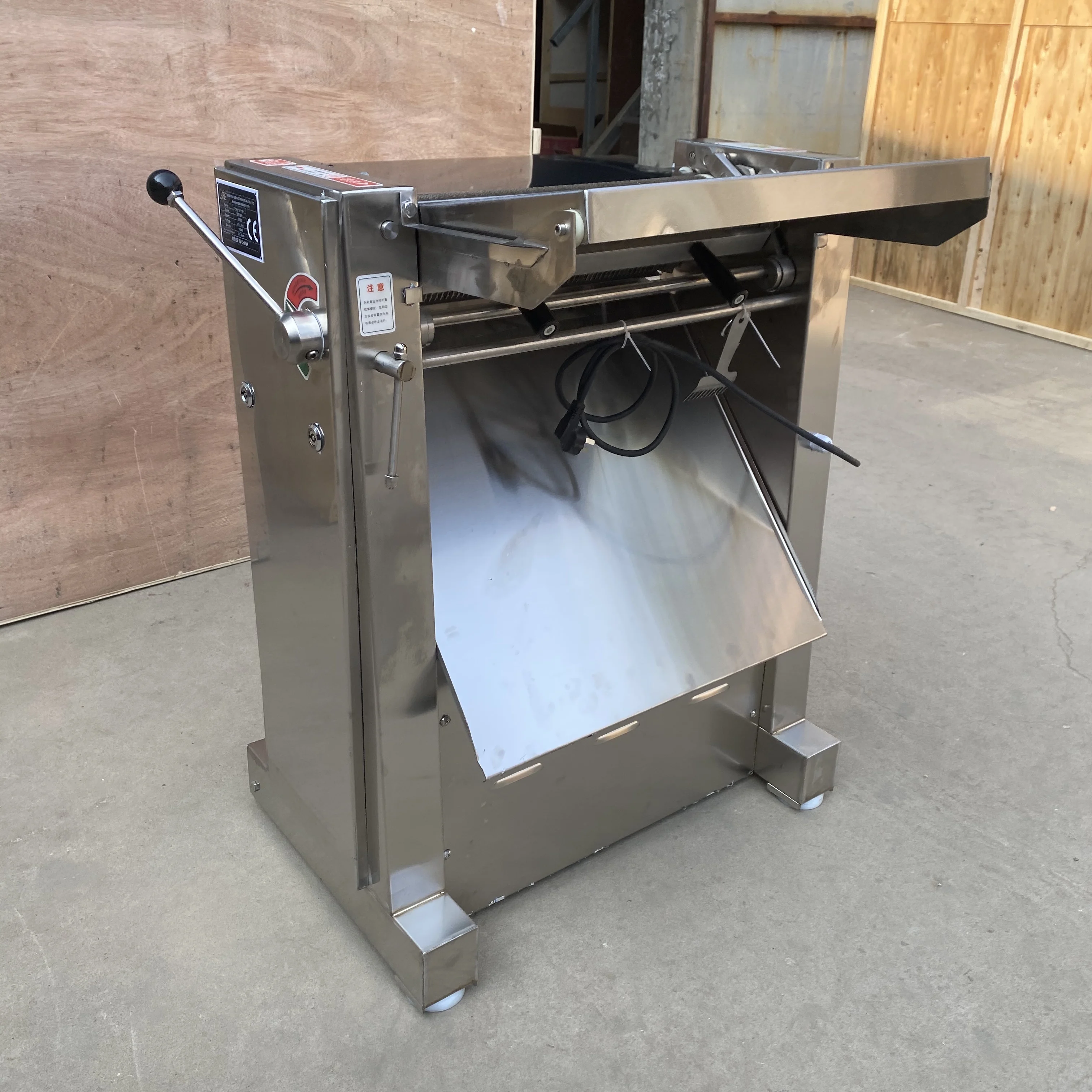 Полностью автоматическая машина для снятия кожи свежей свинины с электрическим лезвием из нержавеющей стали, машина для удаления свиной кожи