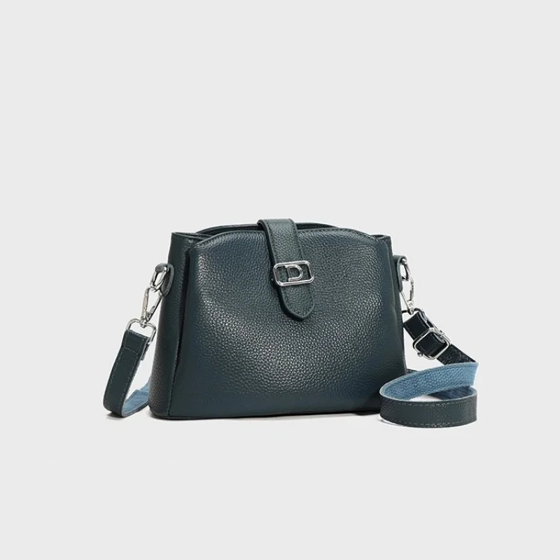 

Sophisticated Women Leather Handbag With Detachable Strap Convertible To Shoulder Bag Or Elegant Clutch