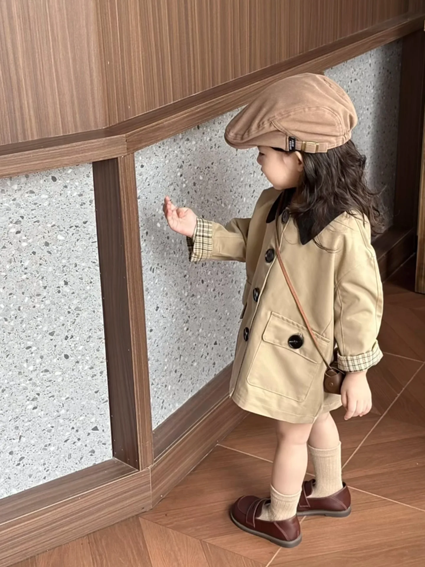 Abbigliamento per bambini Cappotto per ragazza Autunno 25 Nuova neonata Stile retrò britannico Risvolto Trench medio e lungo Top per bambini