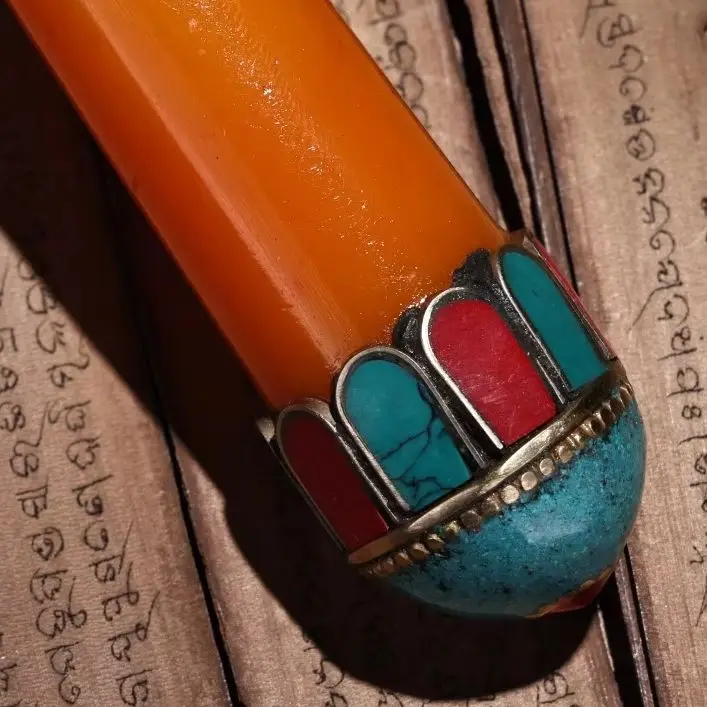 

Коллекция тибетских храмов: Старинный амулет-мозаика из пчелиного воска с мантрой Шестисловных мантр и древними сутрами, колесо молитвы, оберег для дома.