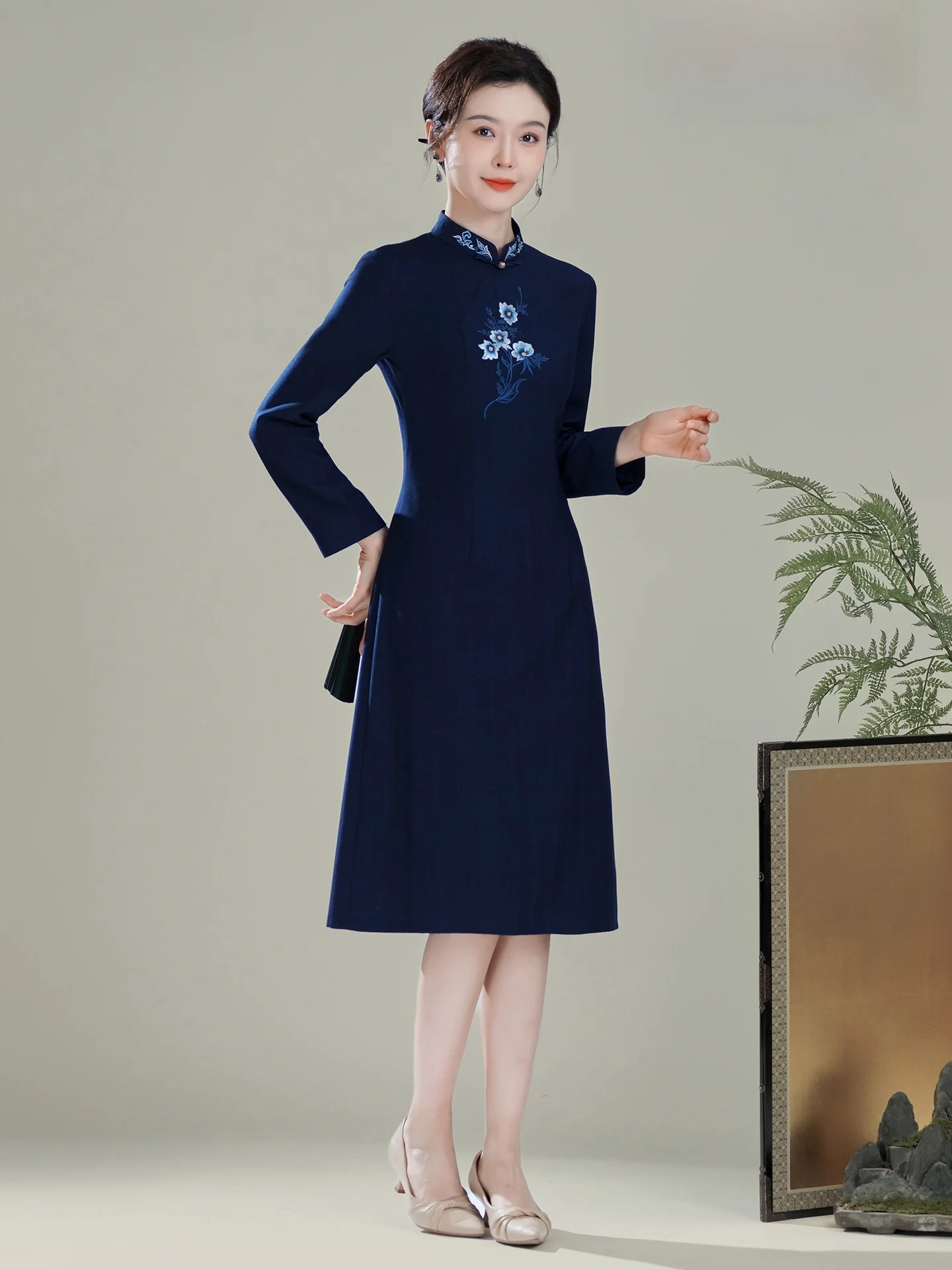 

Xiu Guan Tang Bin 2025 Осень-Зима Новинка: Вышитое приталенное платье для повседневной носки в винтажном китайском стиле