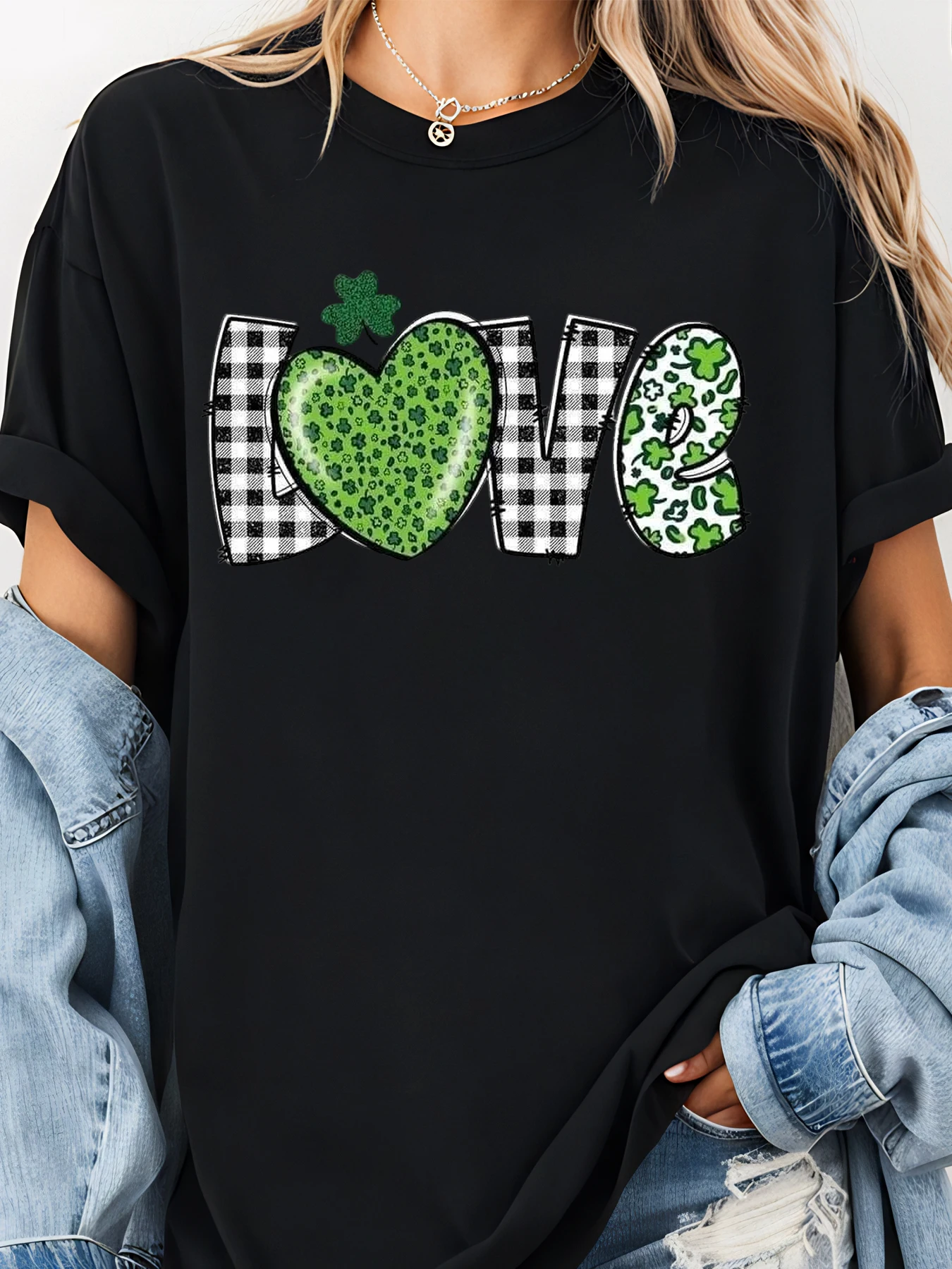 Camiseta con estampado de amor del día de San Patricio con patrón de corazón verde y trébol, ropa informal para mujer