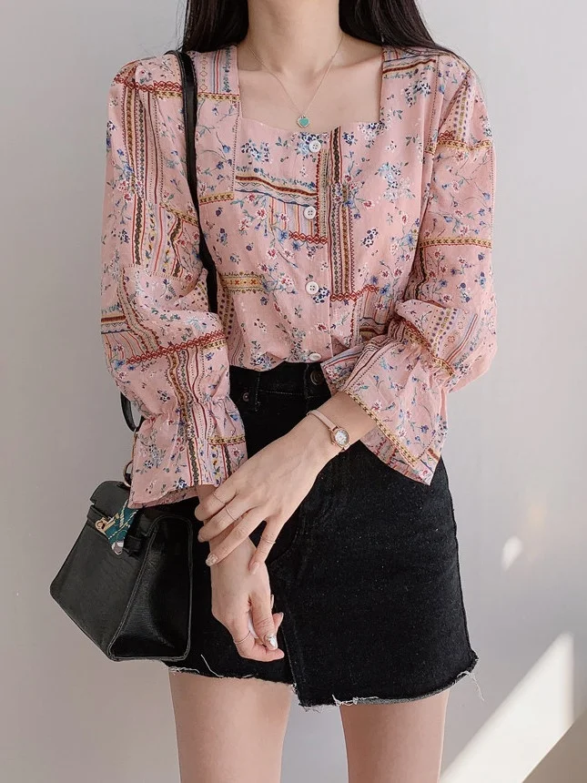 

Retro Floral Print Women's Shirt Spring 2026 Square Collar Bell Sleeve Design Korean Style Loose Fit Long Sleeve Blouse