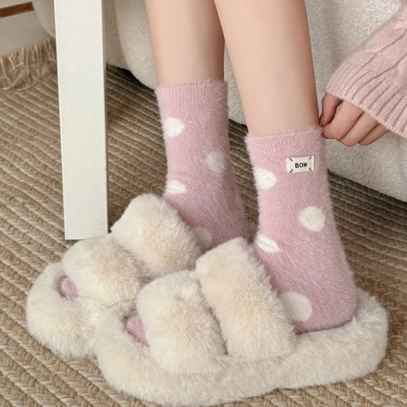 الجوارب النسائية الكورية البولكا نقطة الحلو تنوعا Kawaii منتصف جوارب أنبوبية الشتاء سميكة أفخم الدافئة المنك الصوف جوارب يمكن السير بها على الأرض لفتاة