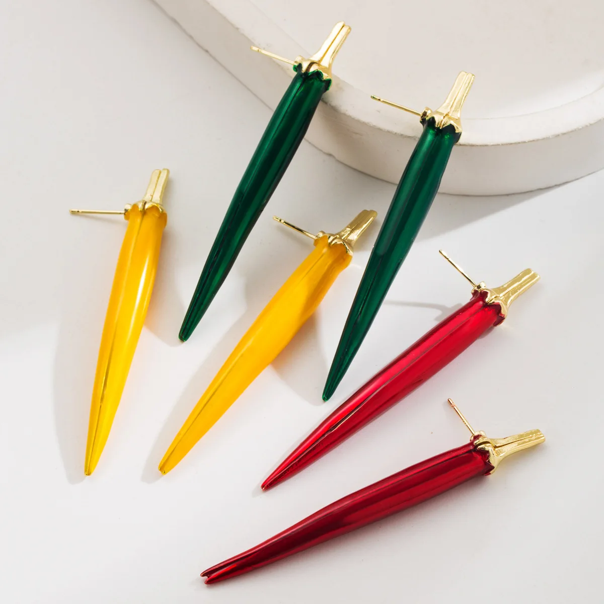New colorful chili pepper earrings, with a unique, light luxury, high-end and exaggerated design, are versatile stud earrings