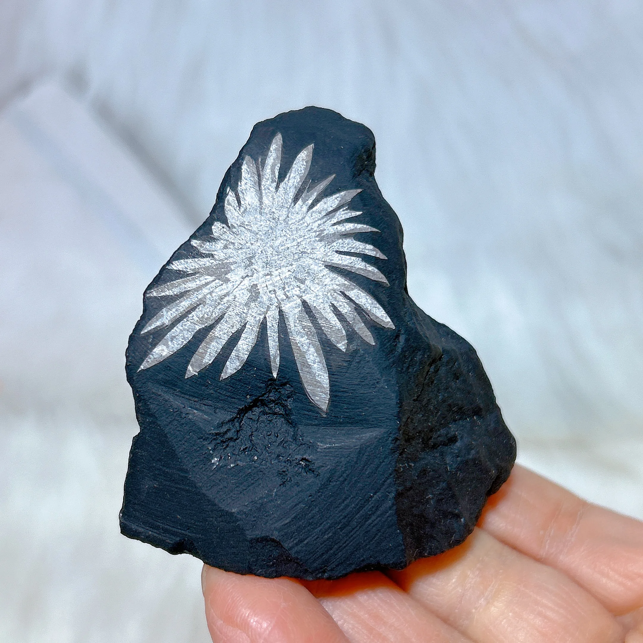 Natural Crystal Chrysanthemum Freeform Raw Stone Specimen Stand Healing Energy Mineral Ore Home Decorations Room Decor Gift