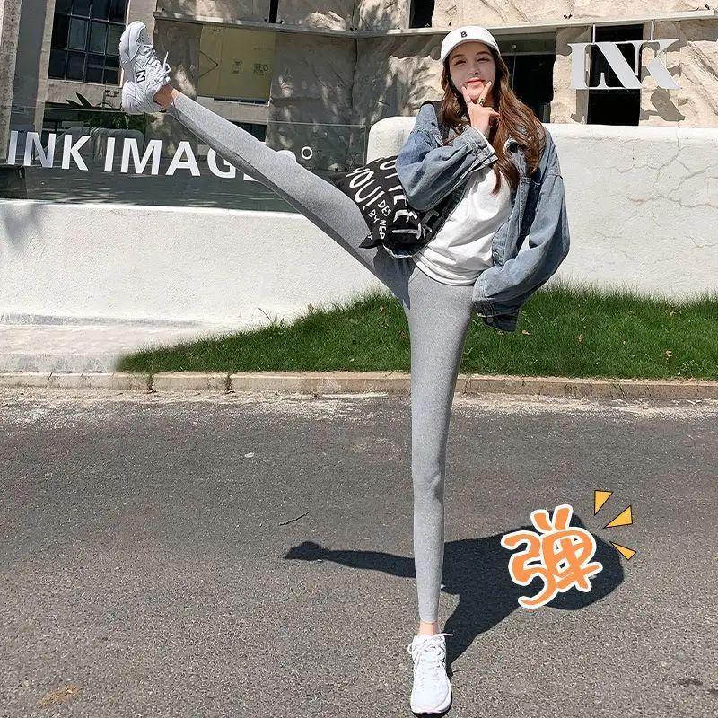 Herbst und Winter neue Verkäufe von Hosen mit Gewinde schlanke Neun-Punkt-Hosen Frauen beliebte vertikale Streifen mit allen Leggings Frauen