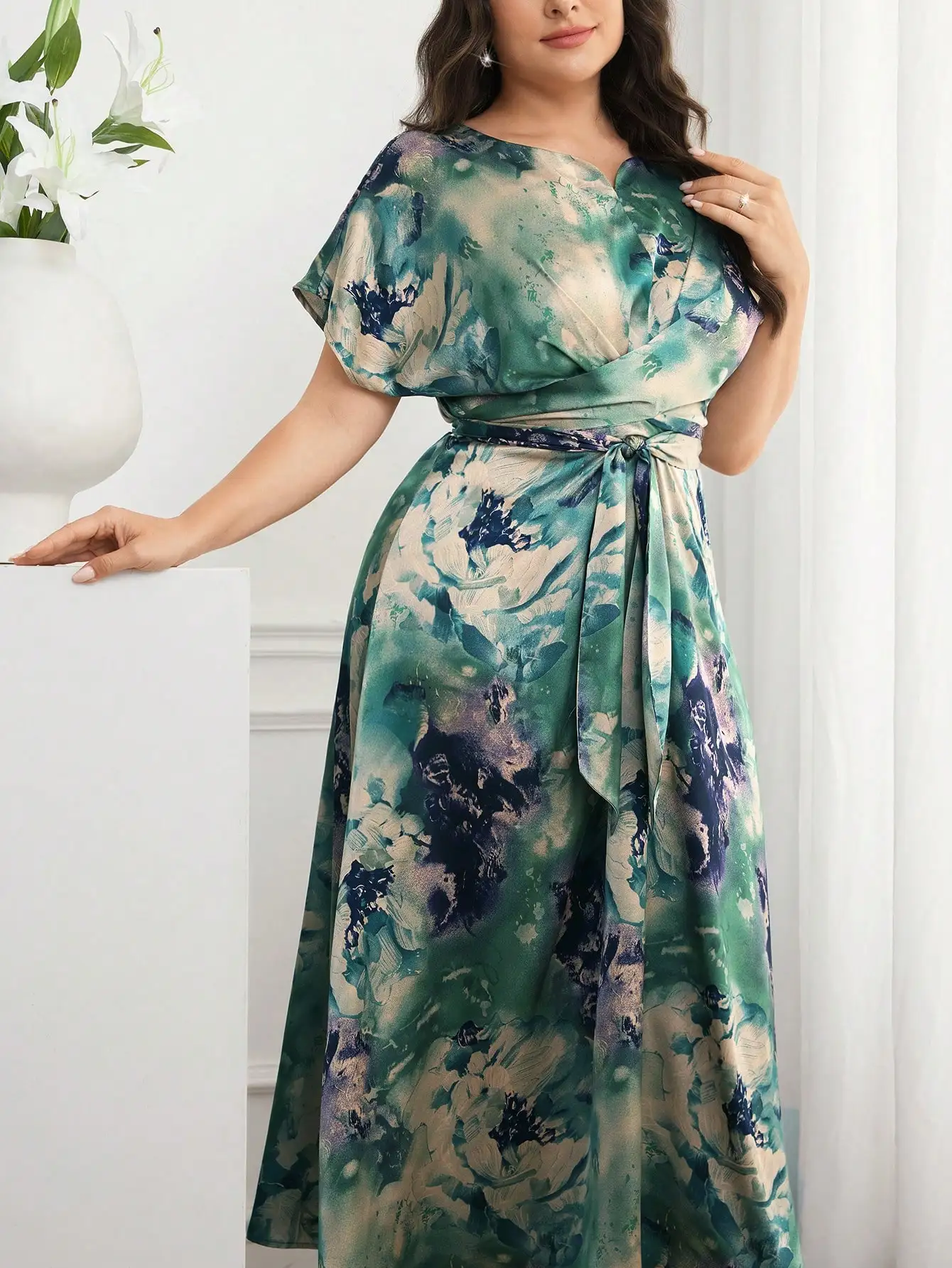 

Элегантное платье-миди с цветочным принтом, короткими рукавами и завязками на талии.