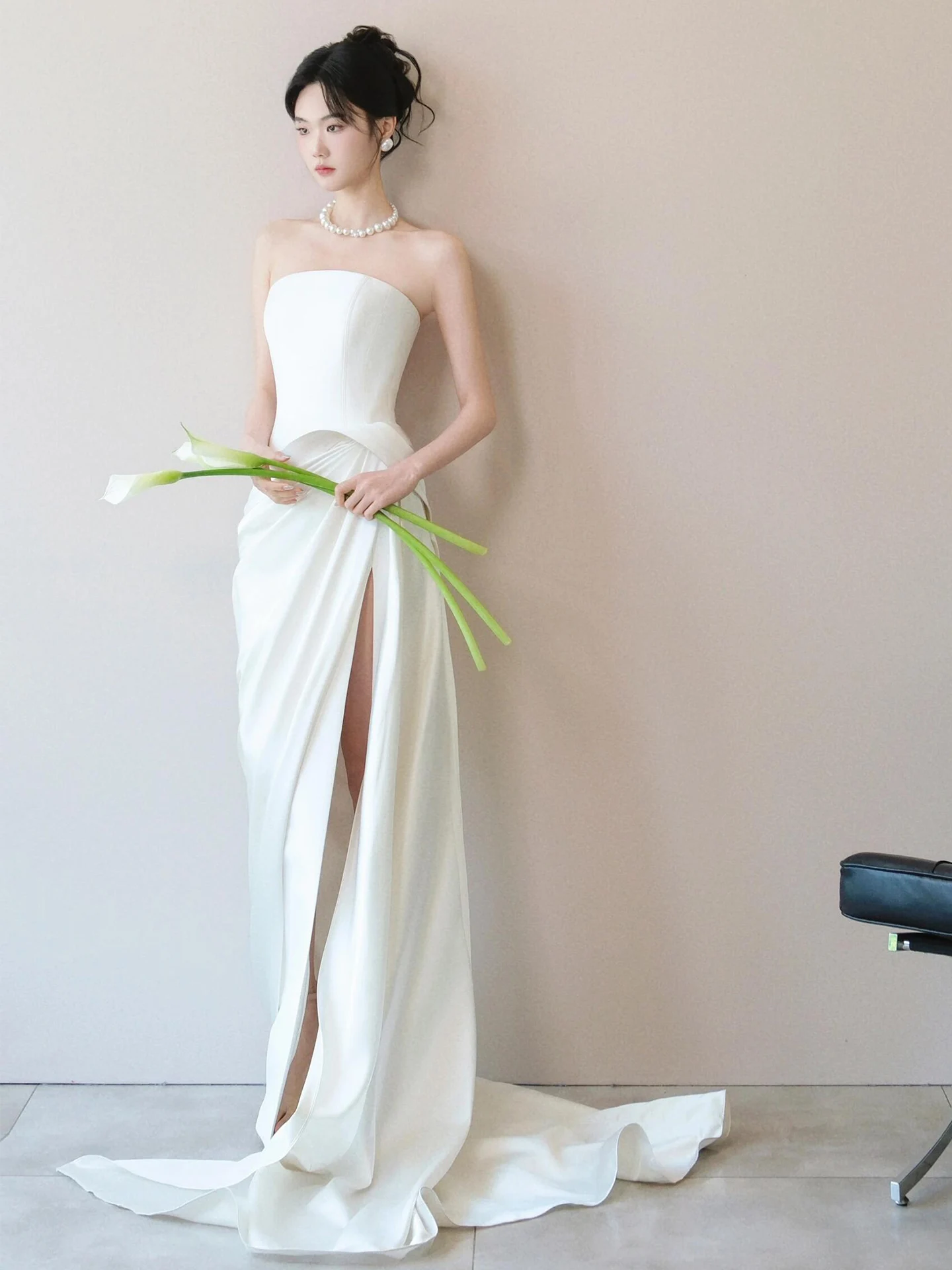 

Элегантное атласное свадебное платье без бретелек с небольшим шлейфом, идеально подходит для свадеб в отелях, длинное платье без рукавов