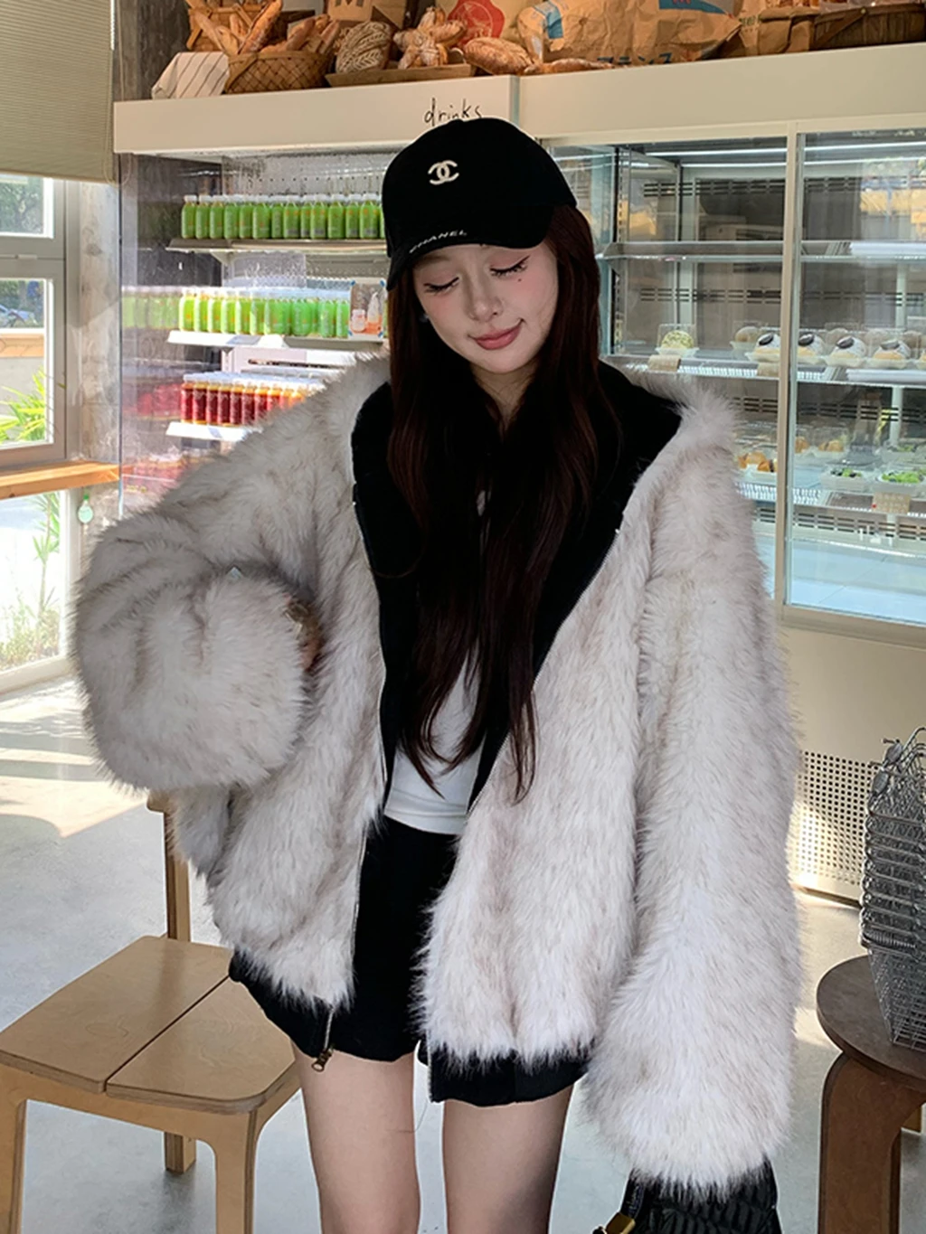 Una chaqueta con capucha de lana y gamuza retro americana gruesa y cálida para que las mujeres se usen en ambos lados en invierno.