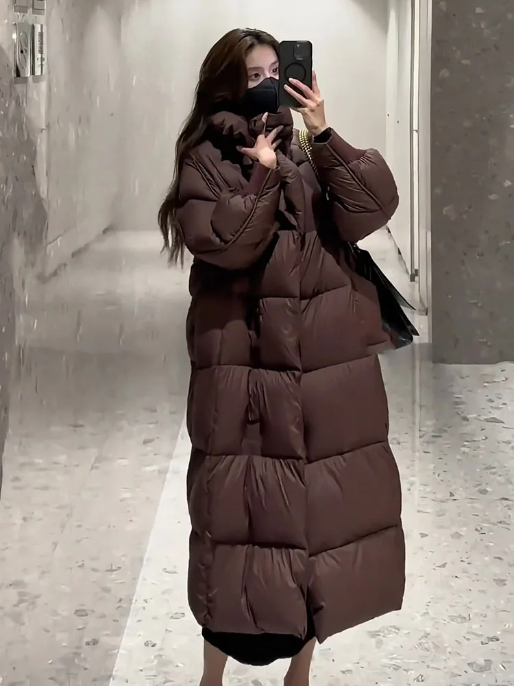 Modna, uniwersalna, ocieplana kurtka puchowa z dużym kołnierzem, biała, damska, idealna do dojazdów do pracy, trend 2024.