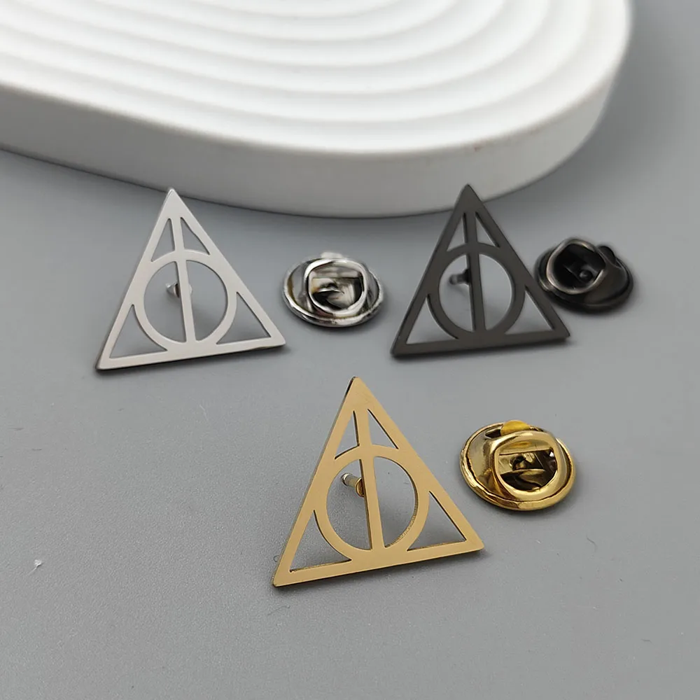 Metal brooches, golden triangular brooches, meaningful brooches, creative products, small gifts, souvenirs
