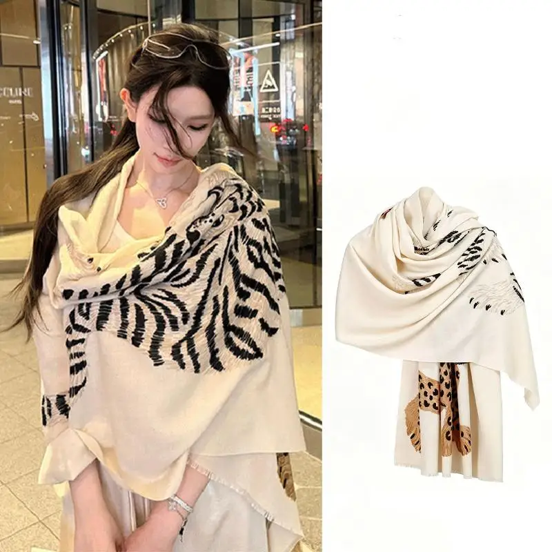 Flauschiger, warmer Schal für Damen, modisches Design mit Tiger- und Leopardenmuster, farbecht, ideal als Alltagsaccessoire oder als Geschenk zum Valentinstag für Mädchen. – Detail 2