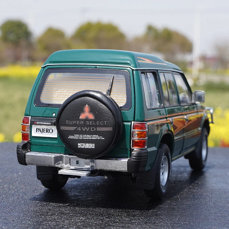 Model Car 1:18 Pajero V31 Jeep off-road Alloy Simulation Full Door Design Suitable For Collecting and Displaying Gifts