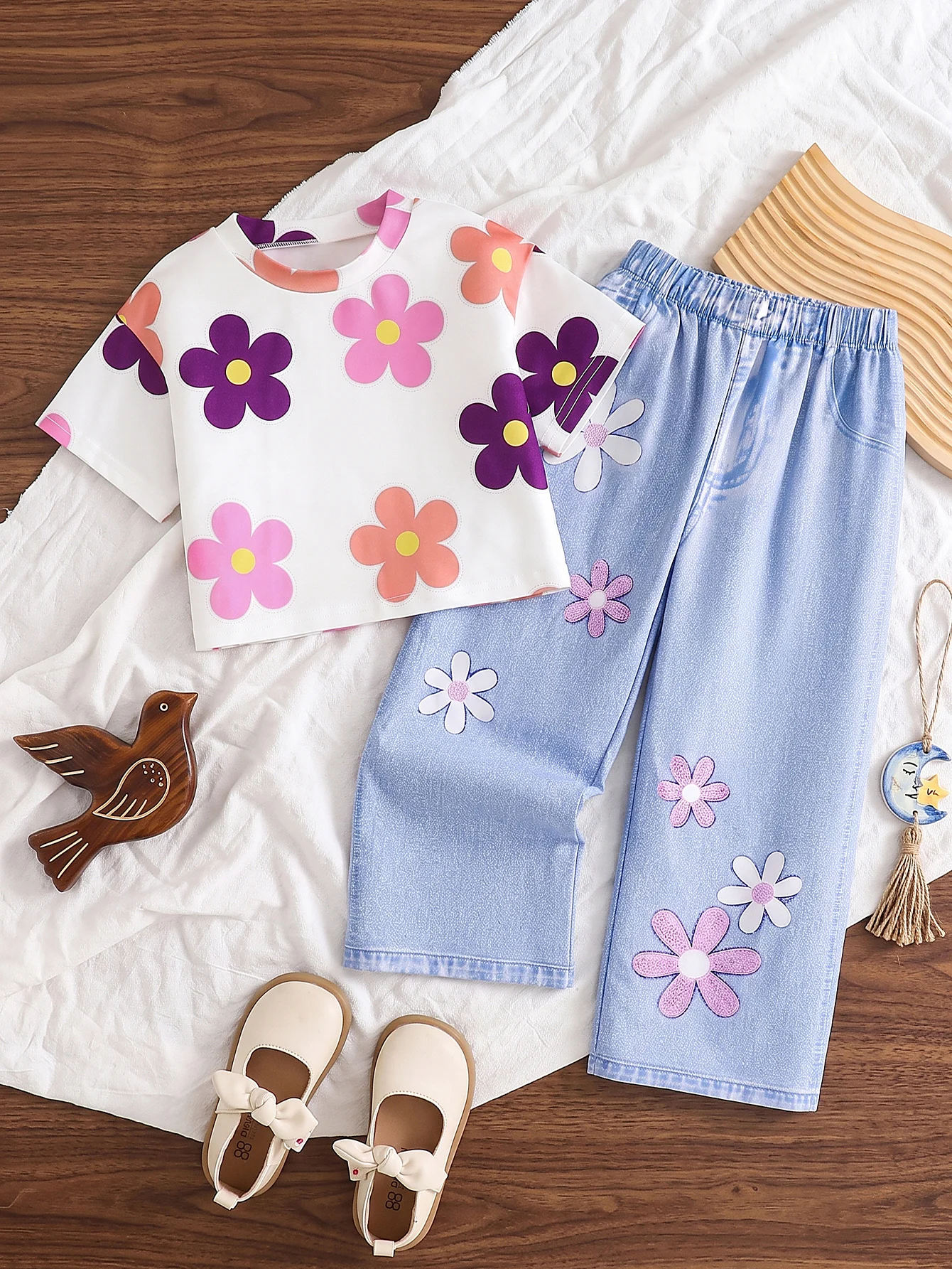 Sommer-Outfit für Mädchen, 2-teilig, bunt bedrucktes Kurzarm-T-Shirt mit Blumenmuster und weit geschnittene Hose im Denim-Look, lässiges Set für Kinder von 4-8 Jahren. – Detail 1