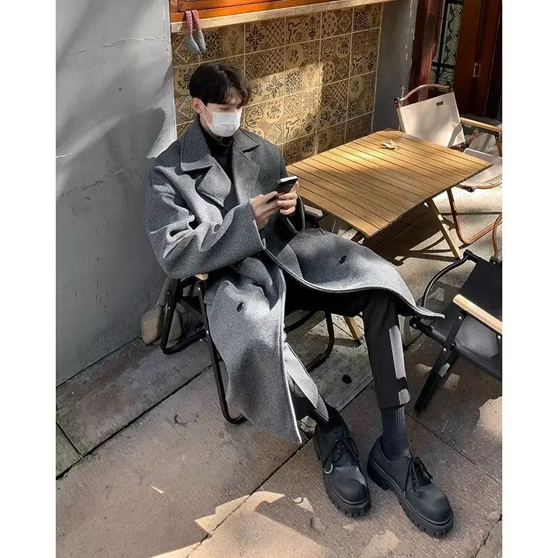 

Мужское пальто из шерстяной смеси с бахромой: абстрактное, художественное, креативное, инновационное, оригинальное, уникальное, особенное, неповторимое, индивидуальное, особое, теплое.