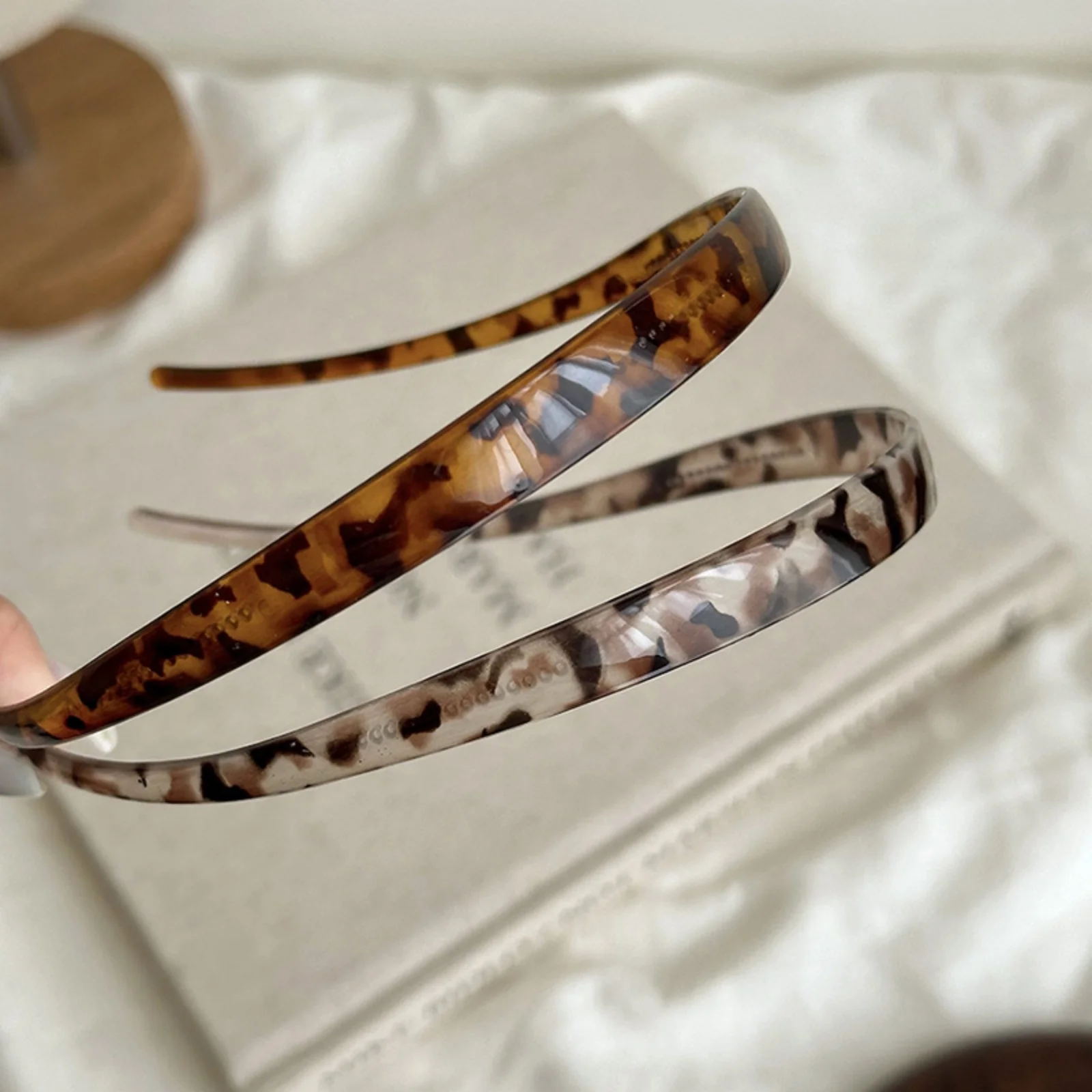 1PC 人間工学に基づいたべっ甲ヘッドバンド、耳の痛みなし、頭皮のフィット感が向上、トレンディなヘアアクセサリー、一日中着用に最適