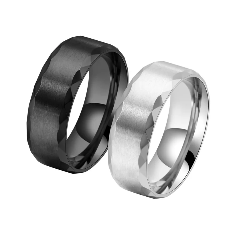 Anillo de acero de titanio de 8 mm de ancho para hombres con intrincados patrones de flores Acabado cepillado Alianza de boda de color oro negro