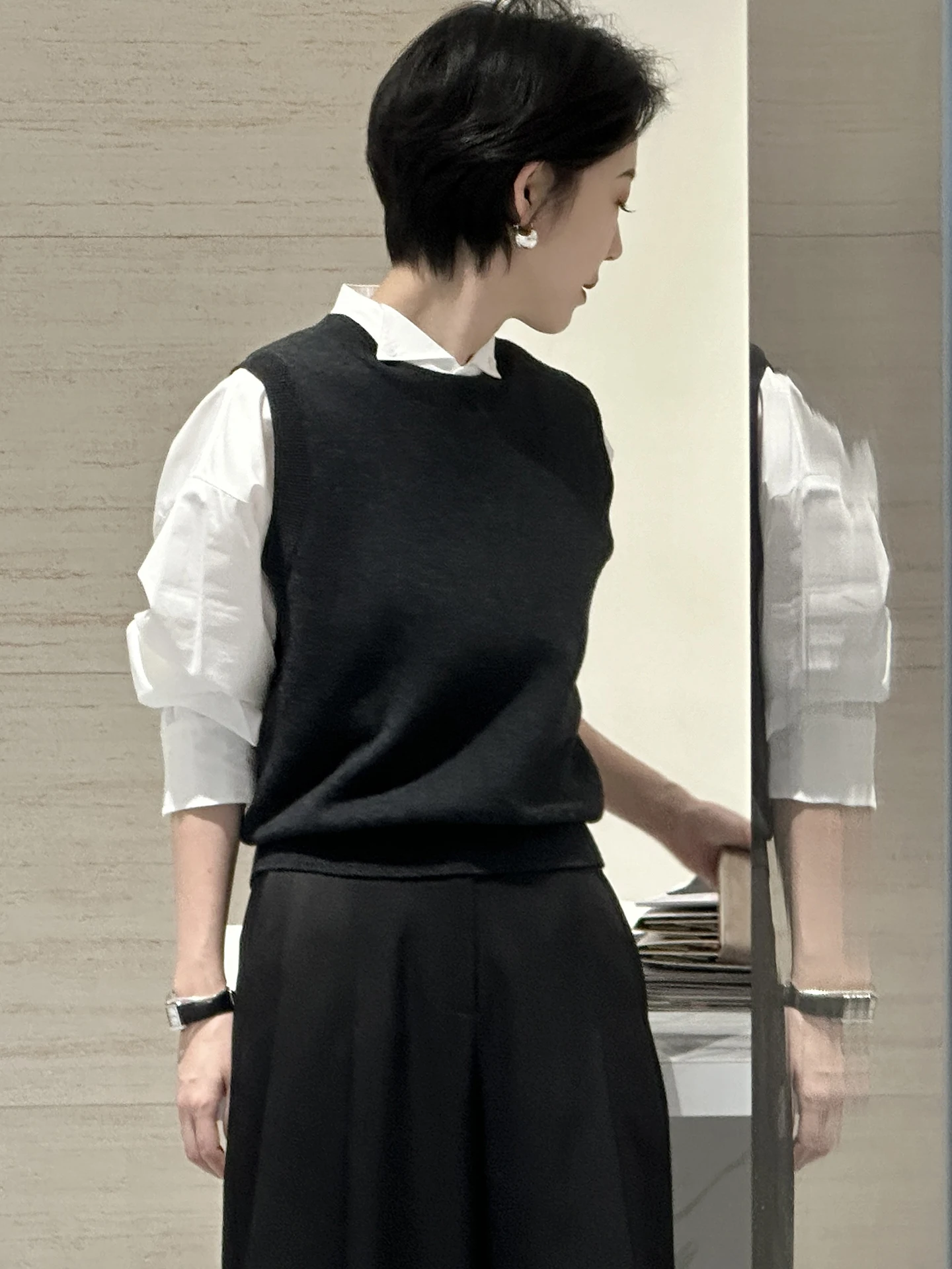 

Ele round Ne Knitted Vest Color Svel Commute Faionable Top Luxury mat 2025 Autumn Pure Color