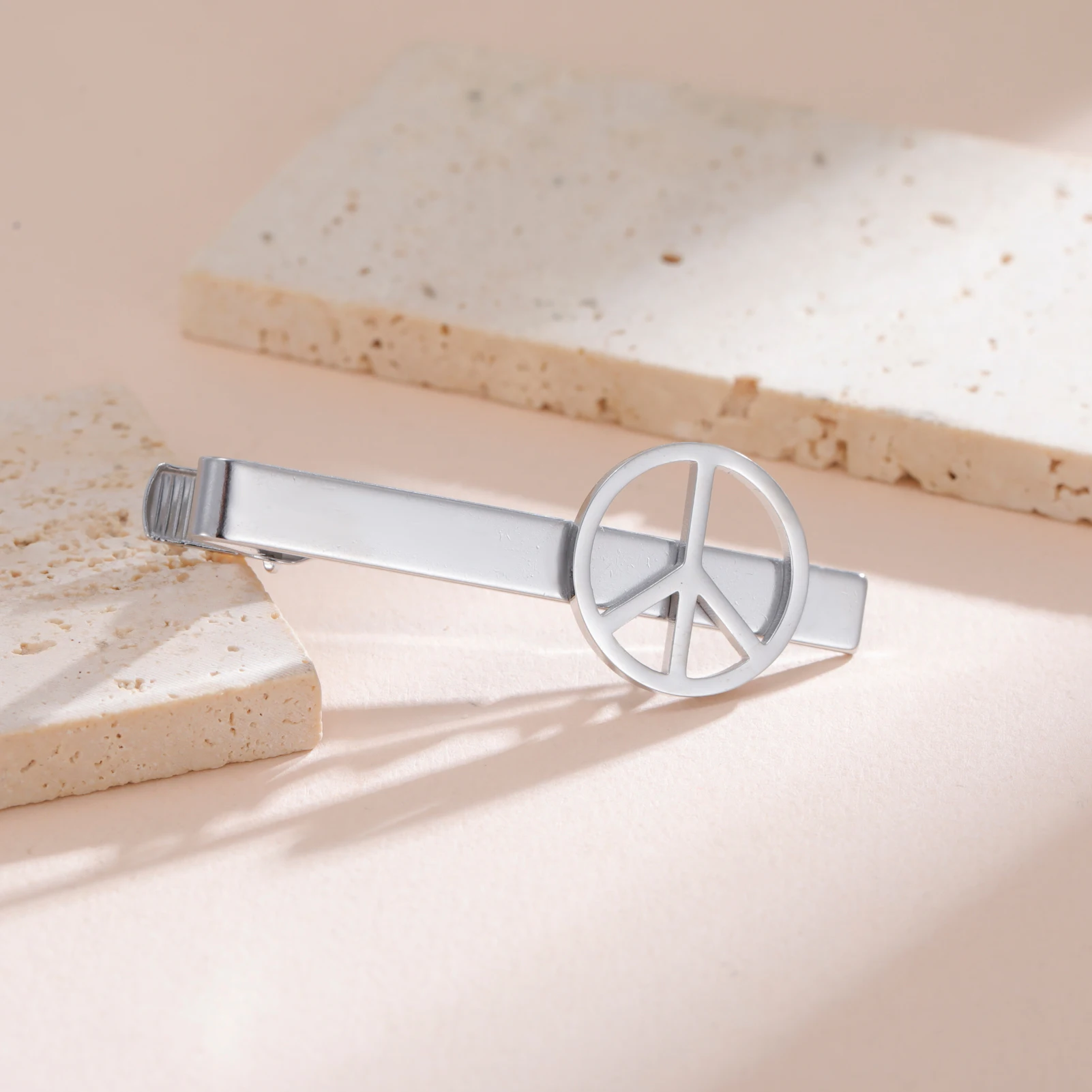 Kkjoy Krawattenklammer aus Edelstahl mit Friedenszeichen, goldfarben, ausgehöhlte Krawattenklammer, professioneller Business-Schmuck für Männer, Geschenke für Friedensliebhaber – Detail 4