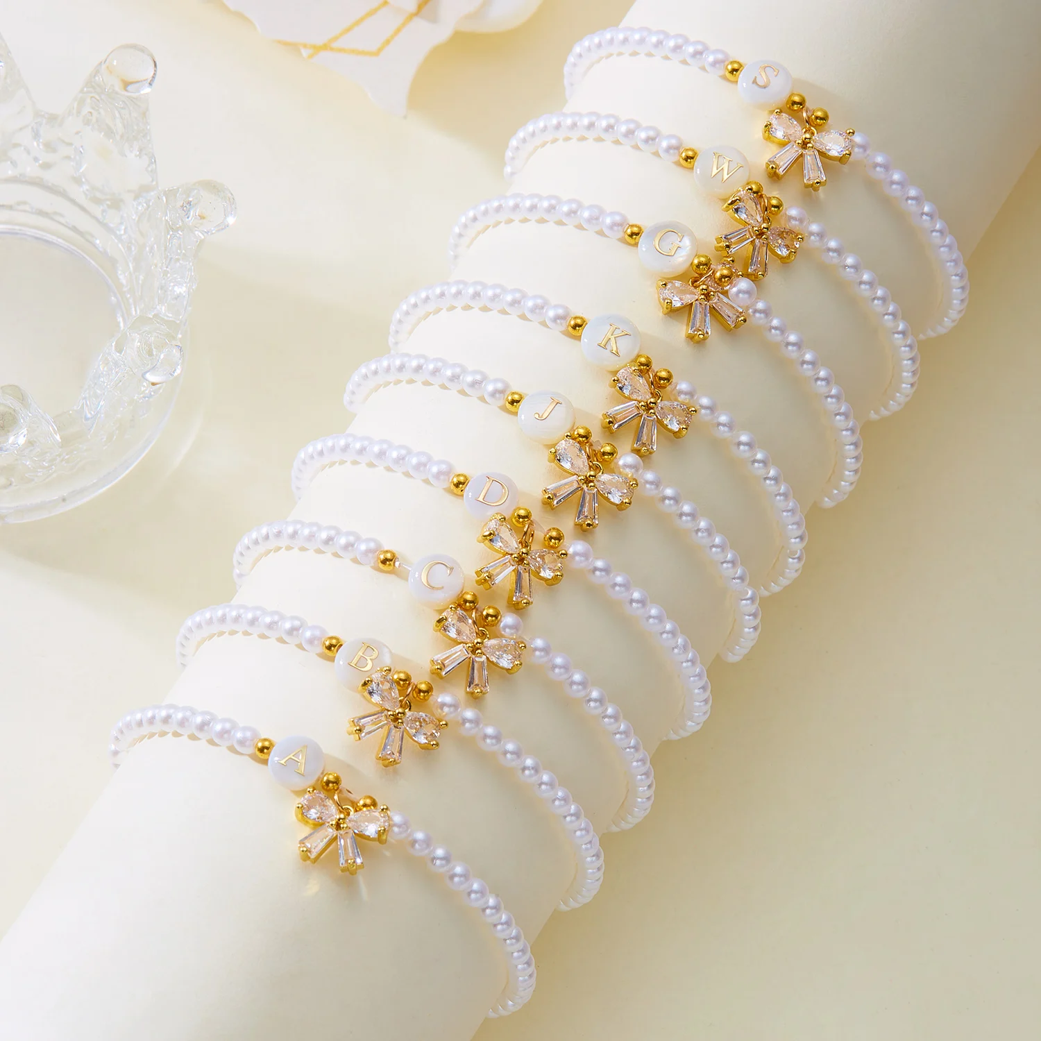 Zierliches Armband mit Imitationsperlen und 26 Buchstaben-Initialen für Damen, Luxuriöses Zirkon-Schleifenanhänger-Armband, Handgelenk-Schmuckgeschenk – Detail 5