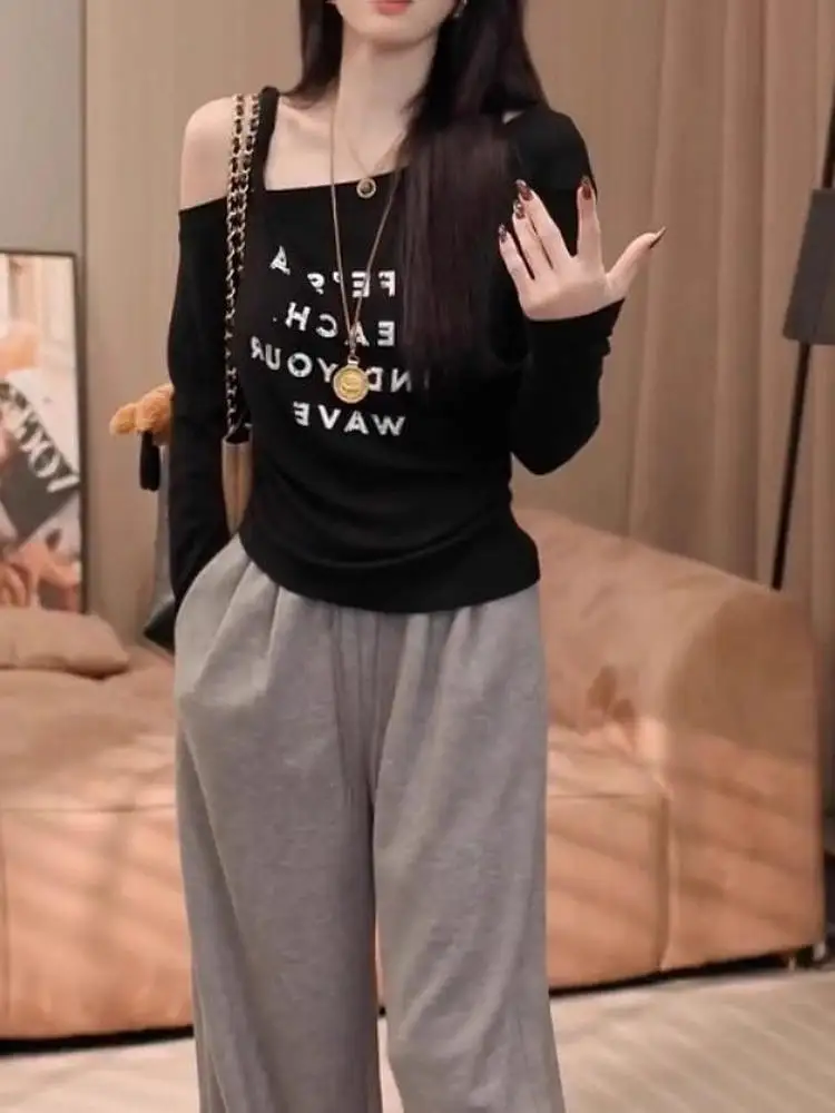 Retro Amerikanischer Buchstaben-Print Asymmetrisches Schulterfreies Langarm-T-Shirt Damen Slim Fit Sexy Basis-Top mit Freiliegenden Schultern