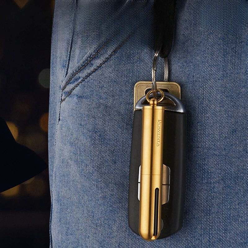 سلسلة مفاتيح صغيرة من النحاس النقي ، ولاعة كيروسين مقاومة للماء ، ولاعة أنابيب محمولة ، تبغ مطابق ، قضيب ضغط ، هدايا ، عشرة آلاف مرة