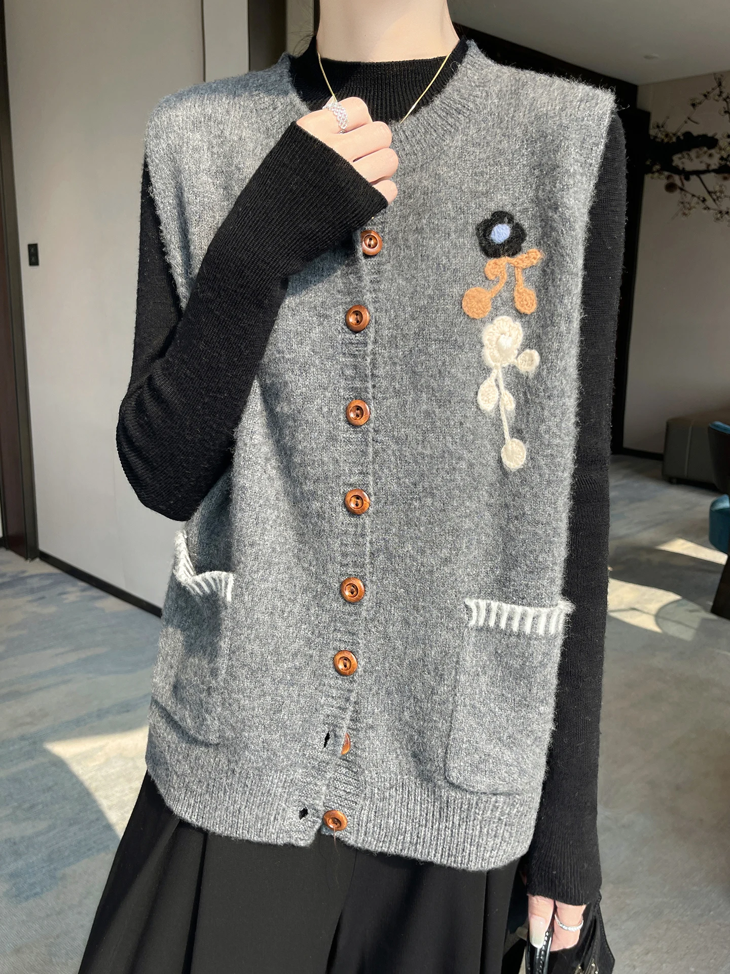 

New Fashion Autumn Winter Woman Sweater Vest Female 100% Merino Wool Knitted Cardigan Crochet Ladies Sleeveless Clothing Tops