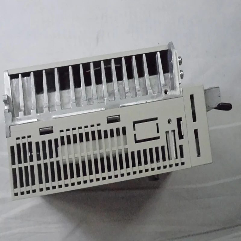 محرك سيرفو سريع التسليم SGDM-08ADAY360 محركات مؤازرة تيار متردد جديدة