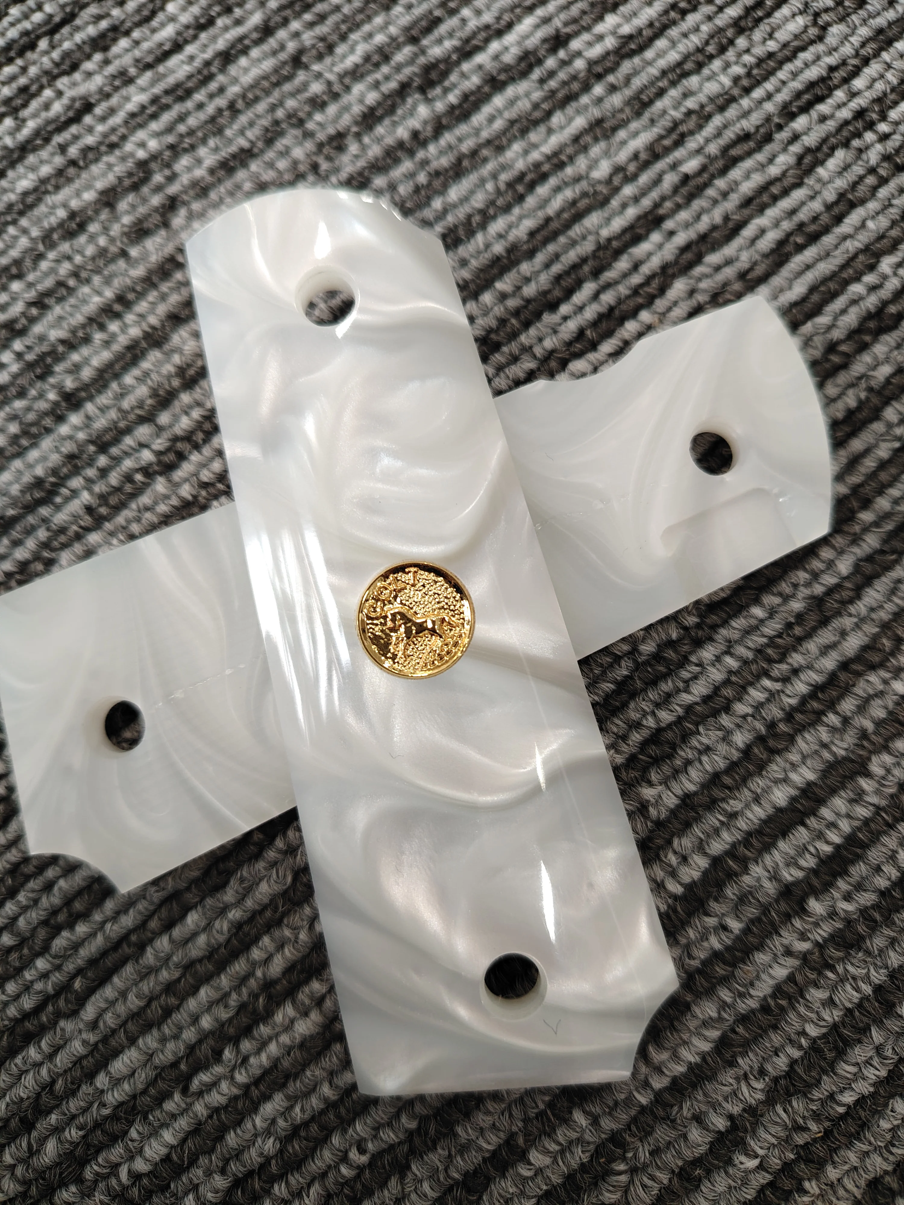 1911 Grips Full Size, White Pearl Gold Colt Medallion, geschikt voor Colt, Kimber, Springfield, Remington, Rock Island, Government Commander