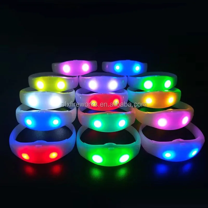 150 pz/lotto Led Braccialetti In Silicone TPU 24 Tasti 400-1000 Metri 433 MHz 8 Aree Suono di Controllo Remoto Braccialetti Incandescenti