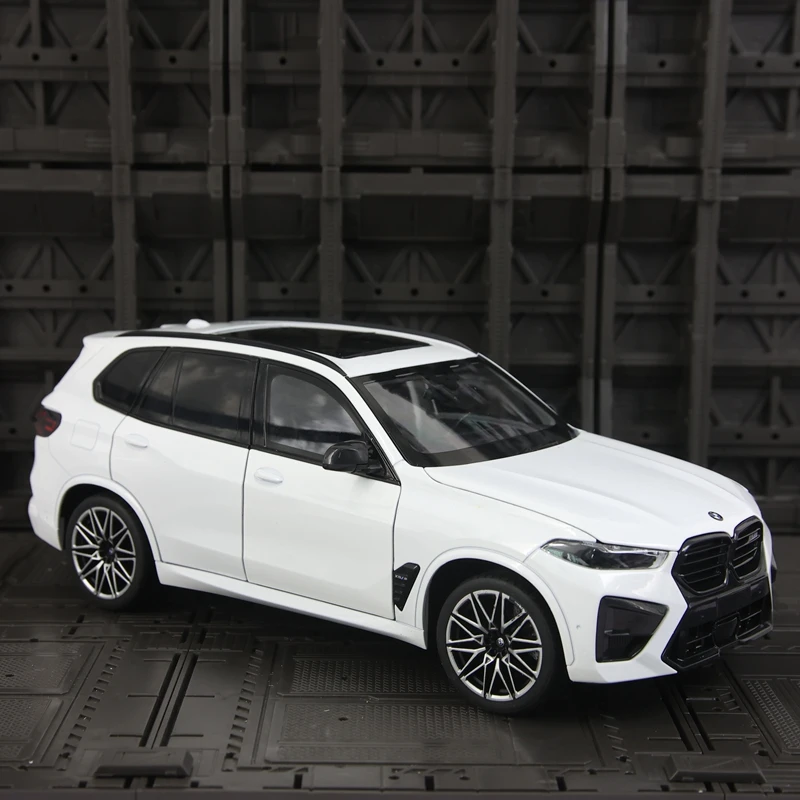 1:18 Simulated BMW X5M alloy off-road vehicle model, doors and engine hood, trunk can be opened rich in details, finely crafted