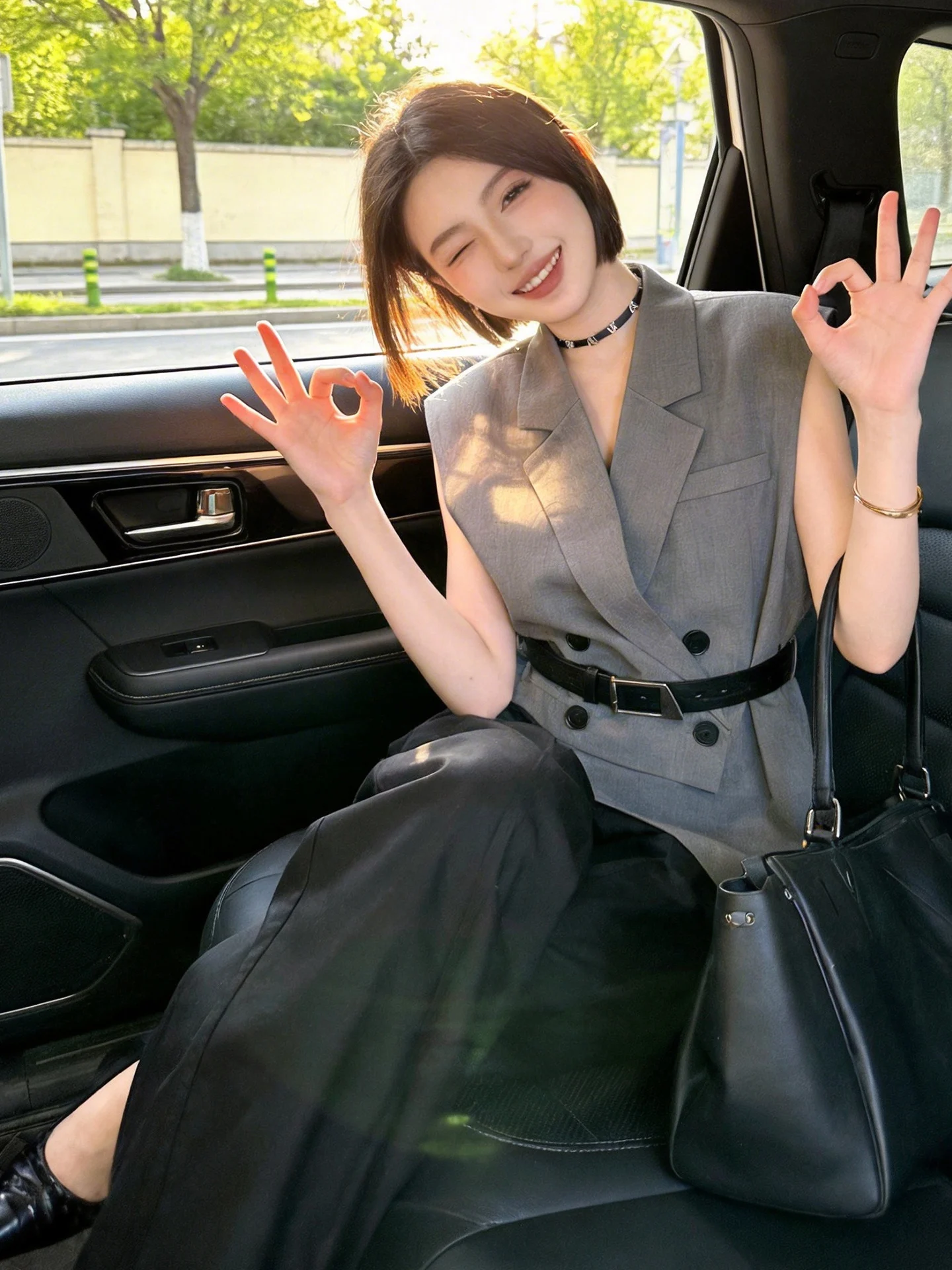 

Elegant Commuter Style Women's Vest Sleeveless Waist-Cinched Single Button Coat Casual High Waist Pants Two-Piece Set