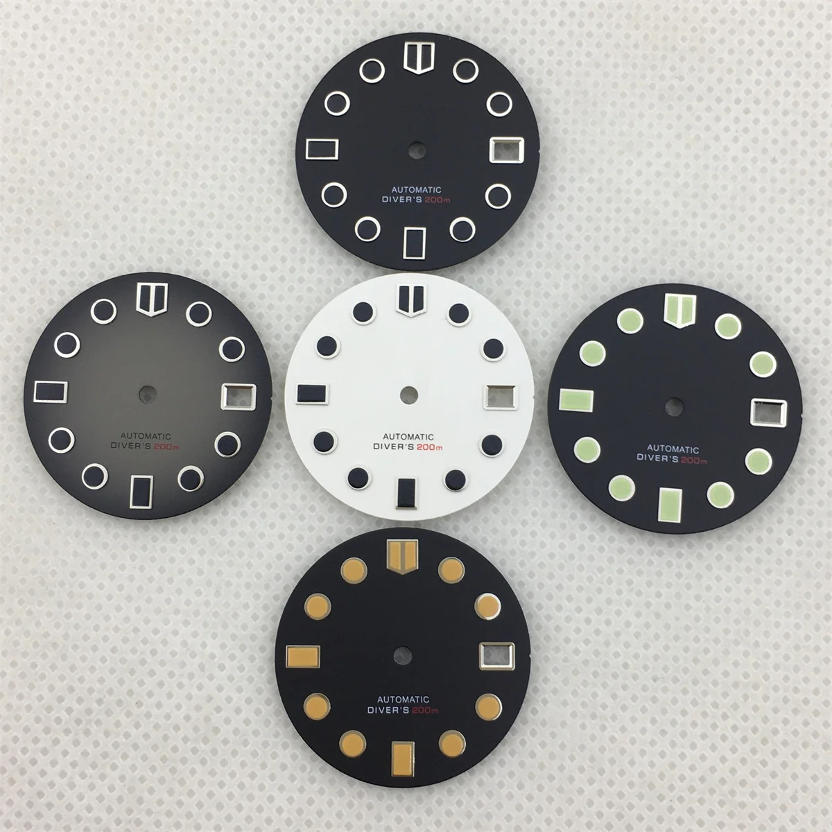 قرص ساعة 29 ملم، قرص مضيء باللونين الأسود والأبيض والأحمر والأخضر مع حركة NH35 NH36