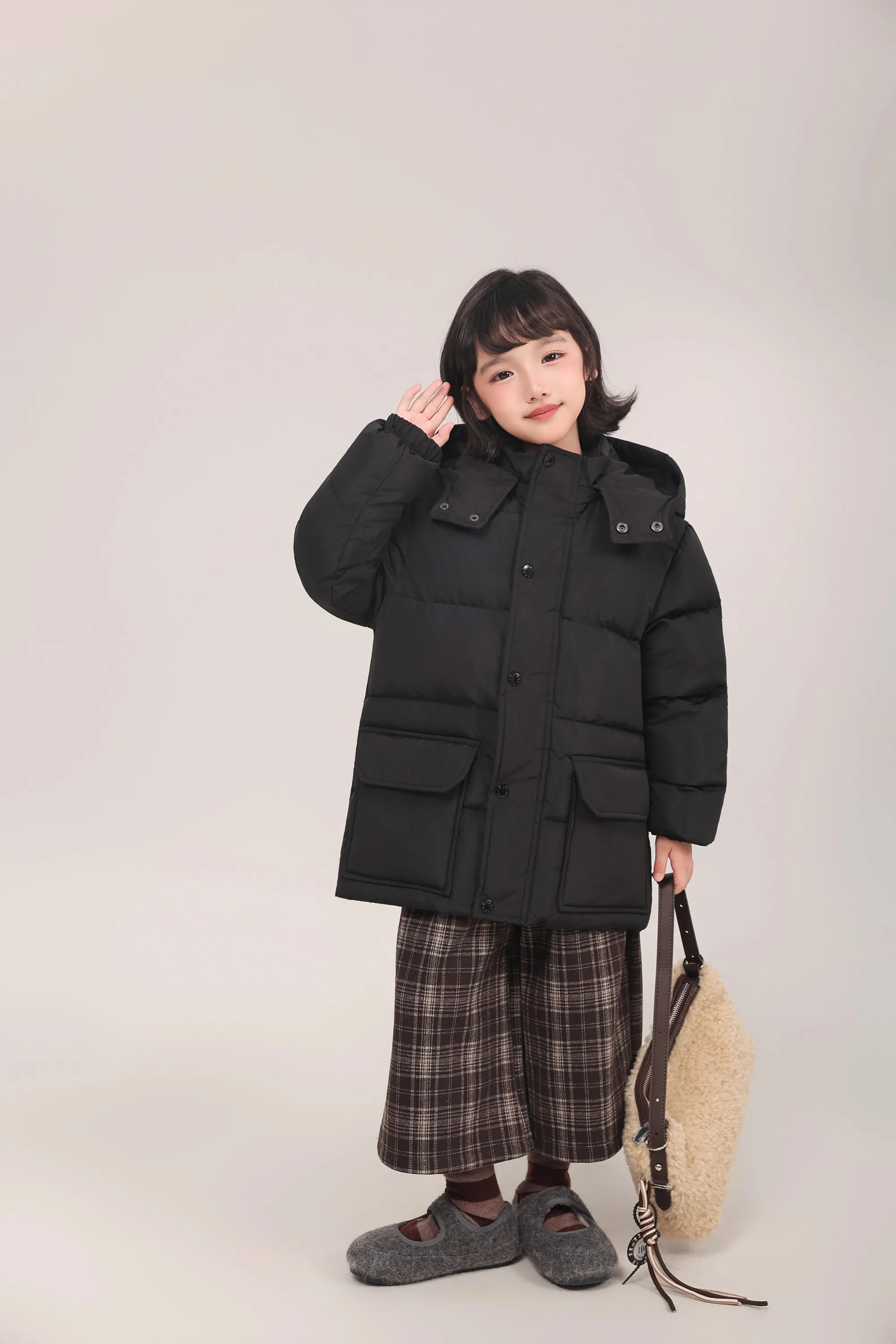 Kinder-Daunenjacke mit 90% Weißer Entendaune, Braune Kapuze, Mittellange Daunenjacke mit Großen Taschen, Dicke Warme Winteroberbekleidung für Mädchen A4853 – Detail 12