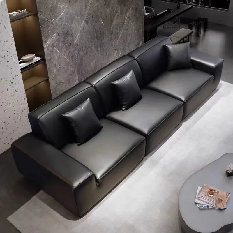 Ruang tamu minimalis modern Italia dengan kursi kulit berbentuk kubus dan alas tidur lateks.