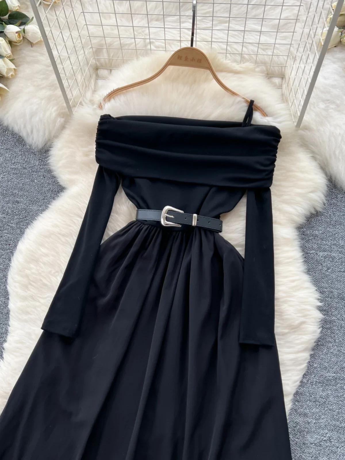 Ofallsis Black Cold Highend Dress 2024 Autumn French Style One Shoulder Suspender Lapel Long Sleeved Waist Cinching Black Dress