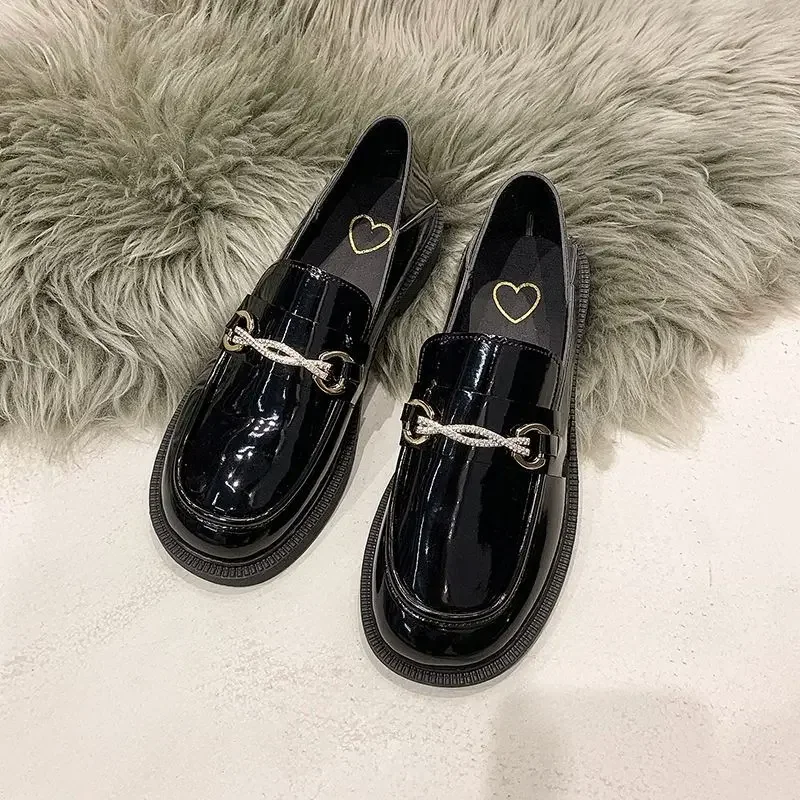 Mocasines elegantes de tacón bajo con decoración de Metal, zapatos informales de cuero de lujo negro mate para mujer, tacones cuadrados, punta redonda, calzado para mujer