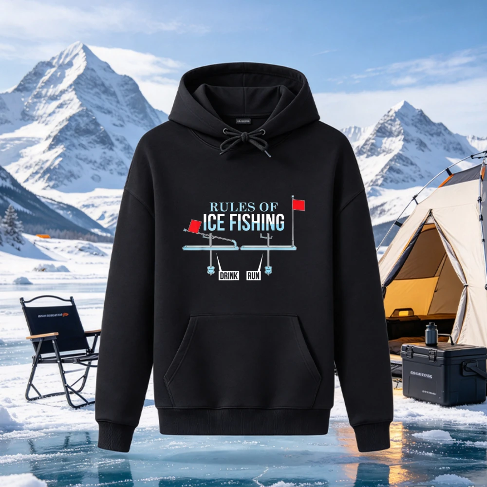 Ice Fishing Tip Up - 「Mne'd」の氷上釣り用パーカー。飲み物を飲みながら釣りをする、面白いデザインのフラッグ柄スウェットシャツ。黒色。冬の釣り好きへのプレゼントに最適。クールなパパ向けトップス。