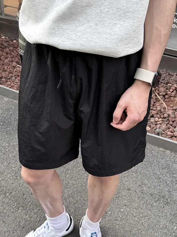 

Черные быстросохнущие шорты-брюки для пляжа, повседневные летние новые свободные универсальные рабочие шорты простого кроя для молодых мужчин, прямые штанины, длина до колена.