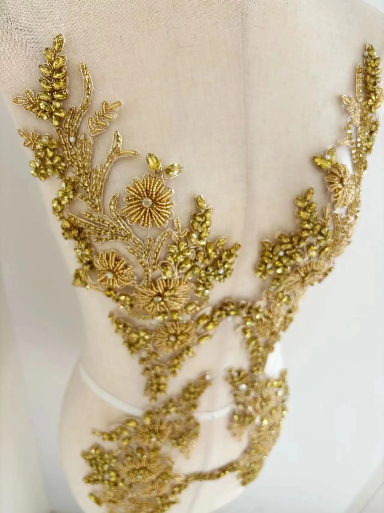 

Высококачественная золотая бусина со стразами, цветочная аппликация, бриллиантовая нашивка ручной работы для одежды «сделай сам», свадебного платья, швейные принадлежности ручной работы