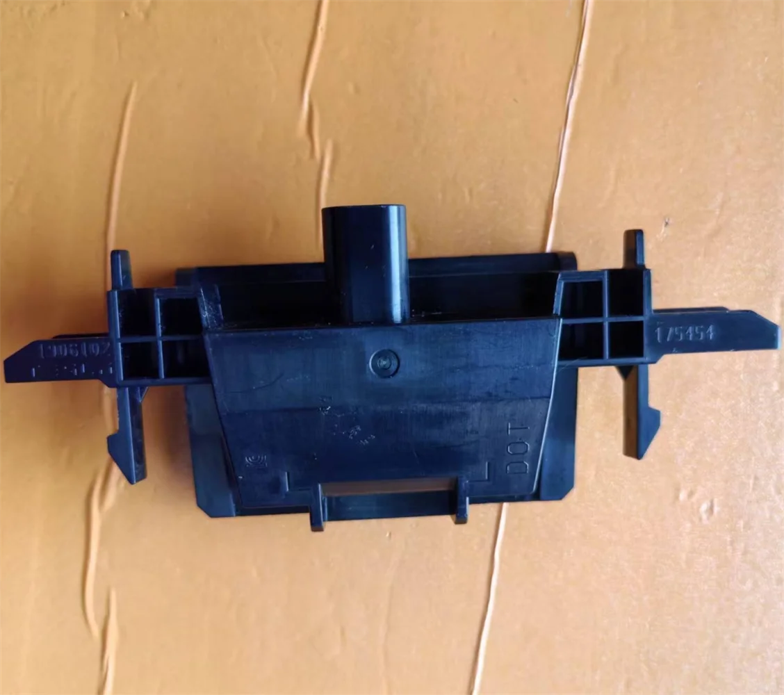 1906102-00-B Suitable for the 2025 Tesla Model Y updated license plate light  L=R 1906102- 00B