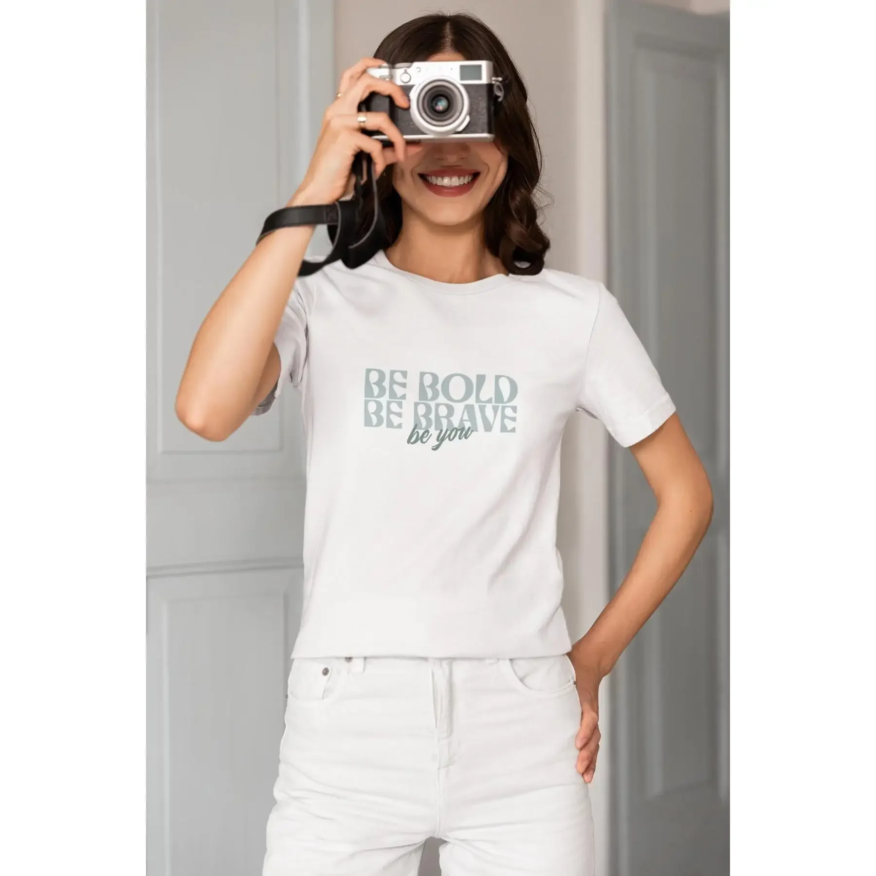 Camiseta de tipografía inspiradora 'Be Bold Be Brave You' diseño de cita motivacional empoderando el mensaje positivo