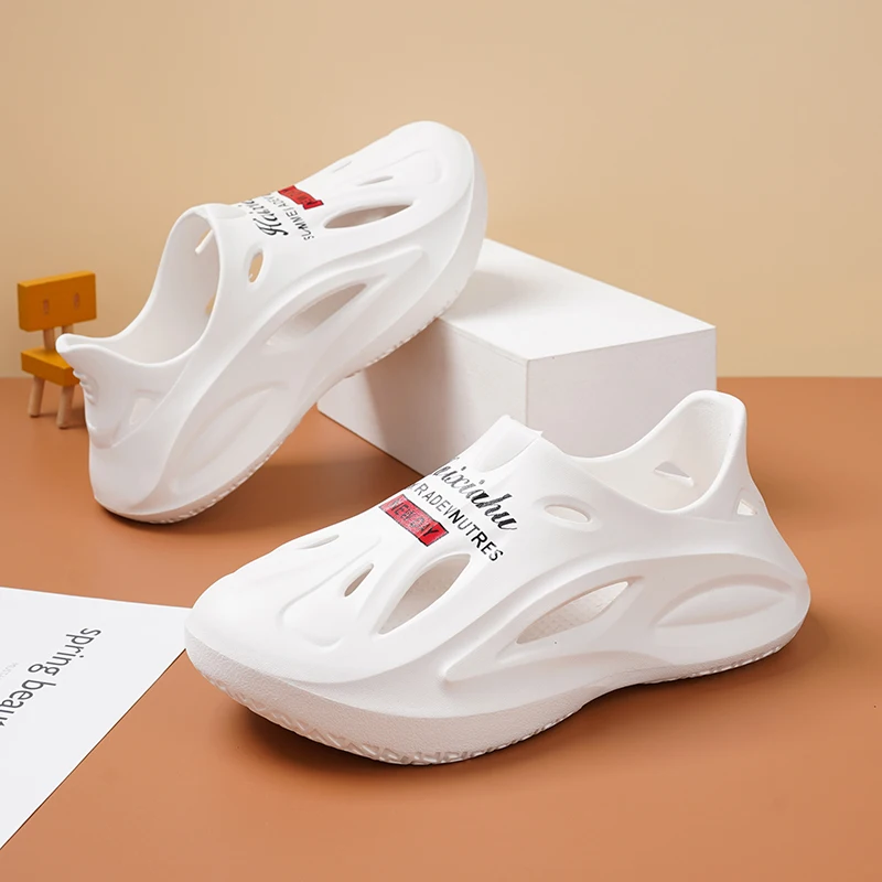 

A pair of children's hollow platform clogs lightweight EVA anti-slip breathable daily water outdoor sandals QT-24A099
