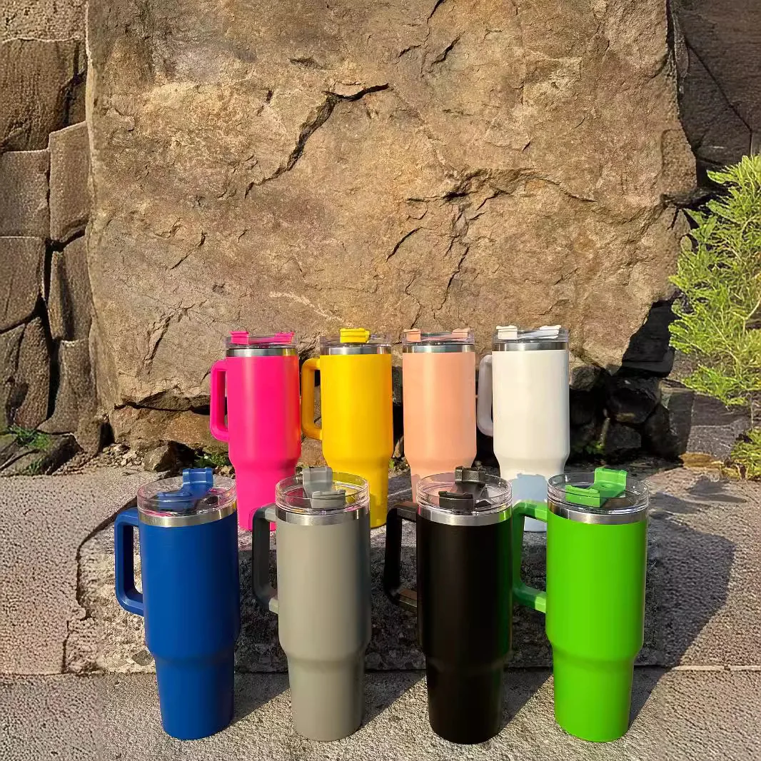 كوب سيارة من الفولاذ المقاوم للصدأ 40 أونصة، كوب ماء بسعة كبيرة مع مقبض وقش، كوب سفر معزول بجدران مزدوجة، هدايا العيد